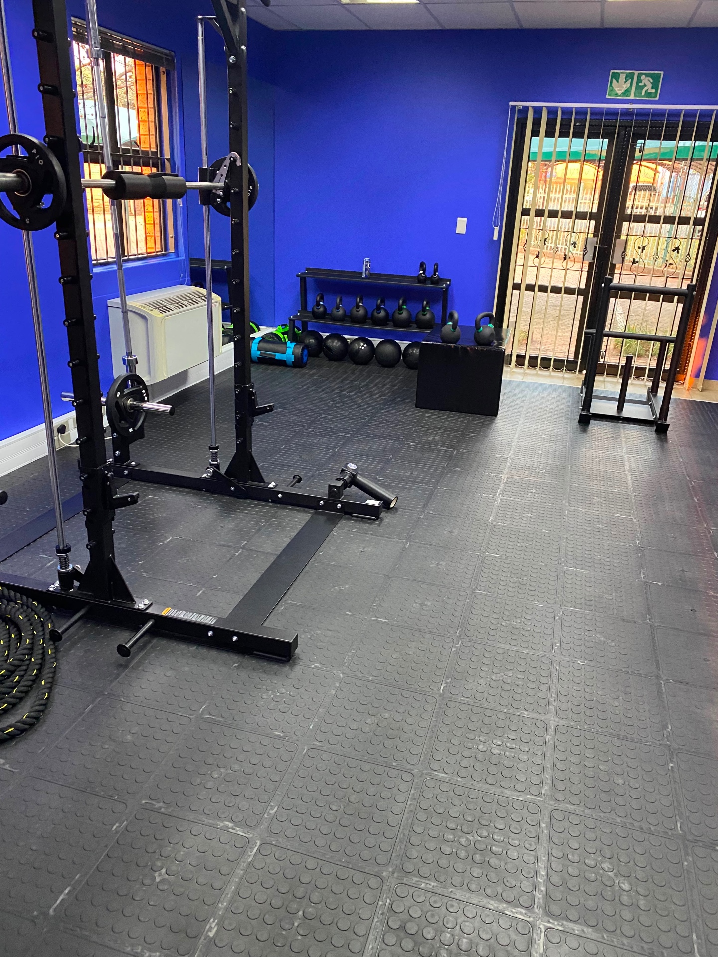 Rêver Fitness studio — squat rack, kettlebells and battle ropes